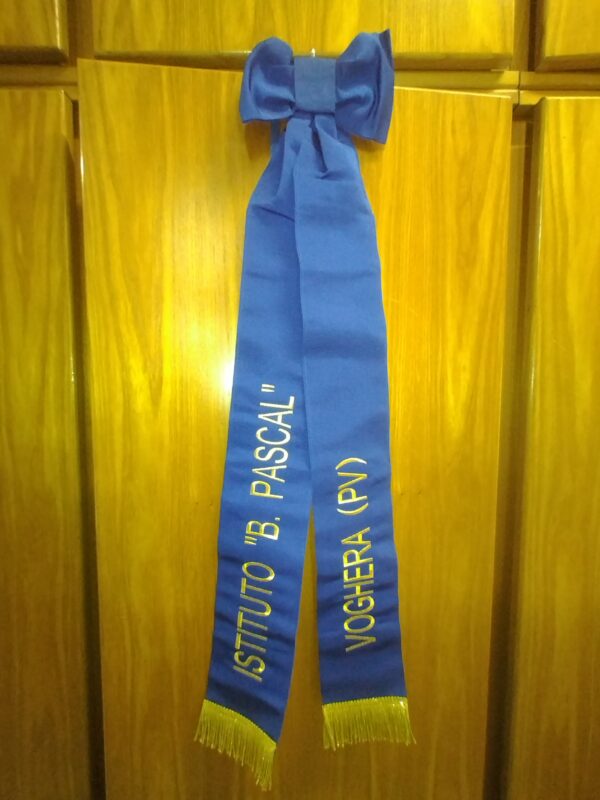 Nastro blu ricamato